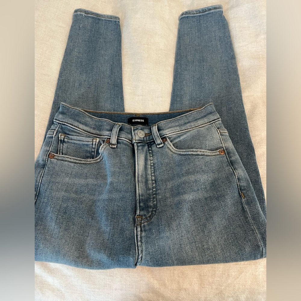 NWOT. Express| Super High Waisted Cropped Light Wash Skinny Jeans